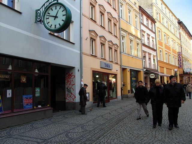 Zegar symbol – czasomierz nad zakładem M. Skowrońskiego.