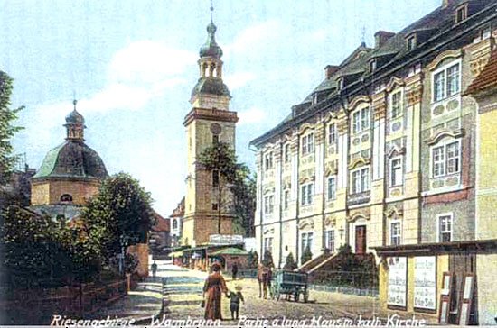 Cieplicki Dom Opata (Długi Dom) oraz wieża kościoła katolickiego św. Jana Chrzciciela.