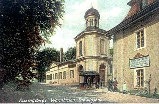 Ten sam budynek. Widać altanę, najpewniej tam wydawano wodę ze źródła Ludwik.