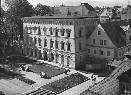 To samo ujęcie w roku 1961. Budynku sąsiadującego z Lalką już nie ma. Nie ma też planu Cieplic tam widocznego.