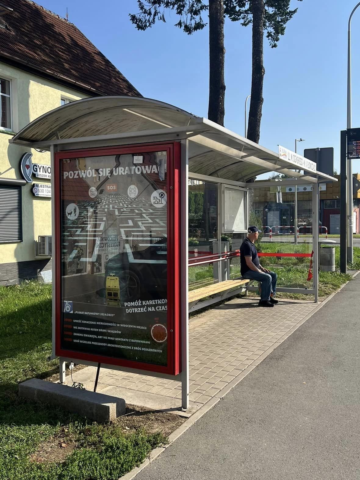 plakaty-ratunkowe-na-przystankach-mzk-127036