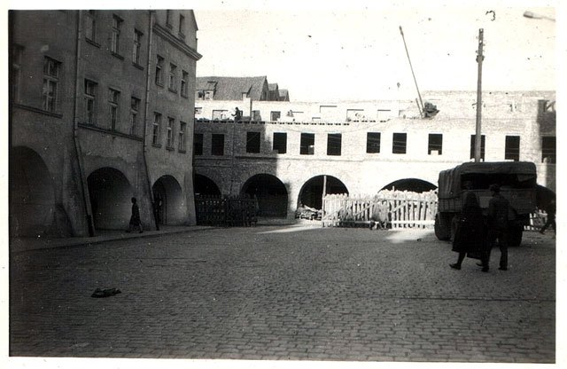 Plac Ratuszowy – widok na ulicę Jasną w 1967 roku. Odbudowa zniszczonych kamieniczek.