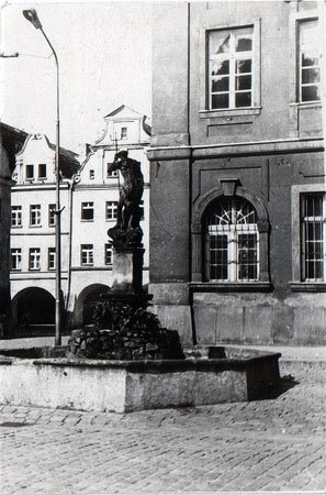 Posąg Neptuna jeszcze w starej