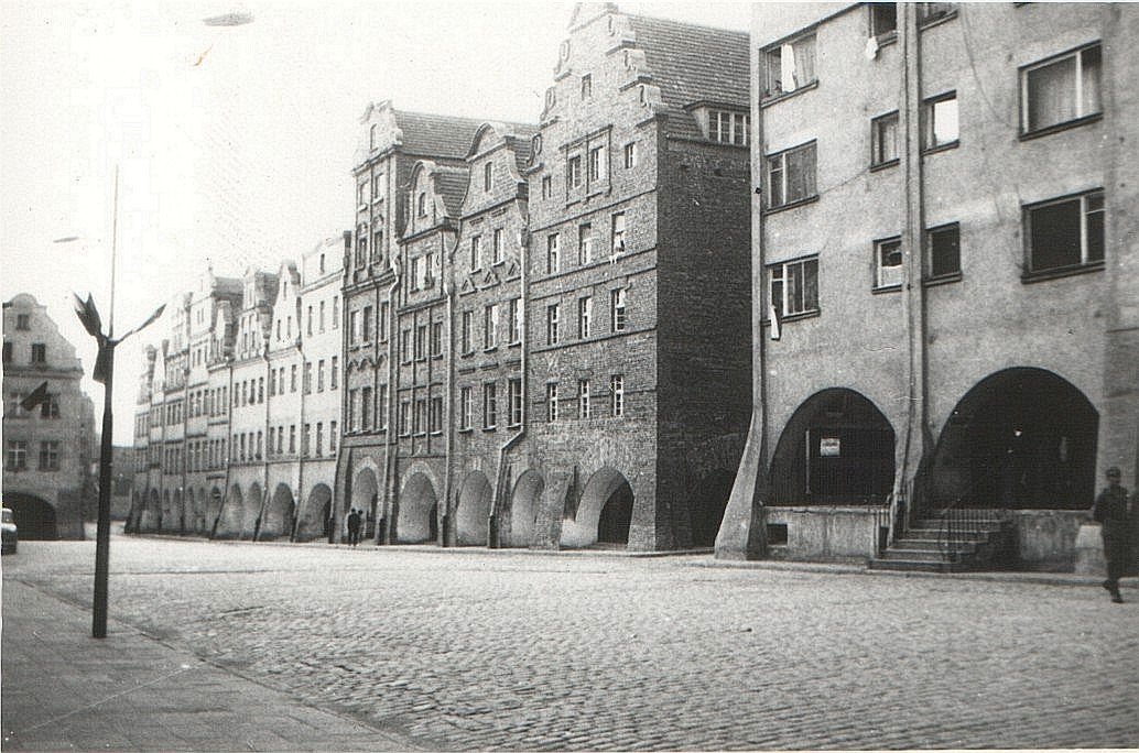 Północna pierzeja Rynku. W tle niegdyś najpiękniejsza kamieniczka