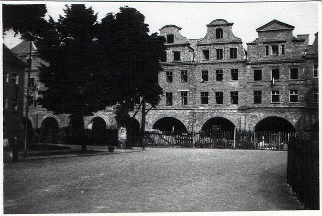 Pierzeja wschodnia rynku w trakcie odbudowy w roku 1967.