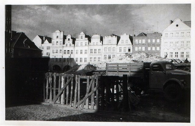 Rynek po wyburzeniu całej pierzei wschodniej.