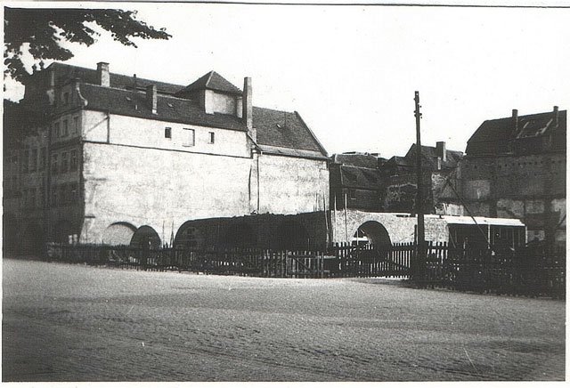 Początek odbudowy pierzei północnej placu Ratuszowego.