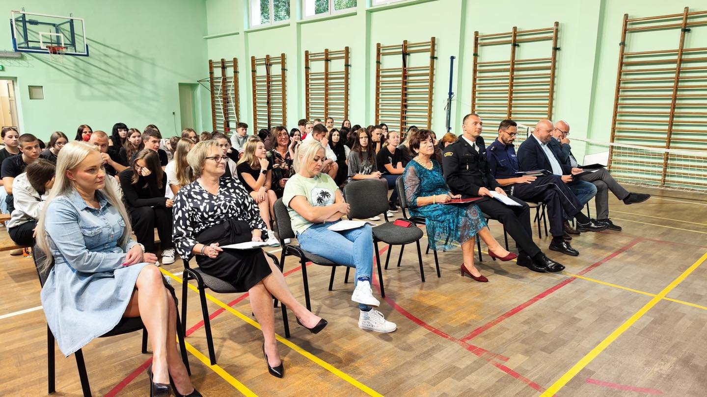 narodowe-czytanie-z-jeleniogorskimi-oficjelami-127144