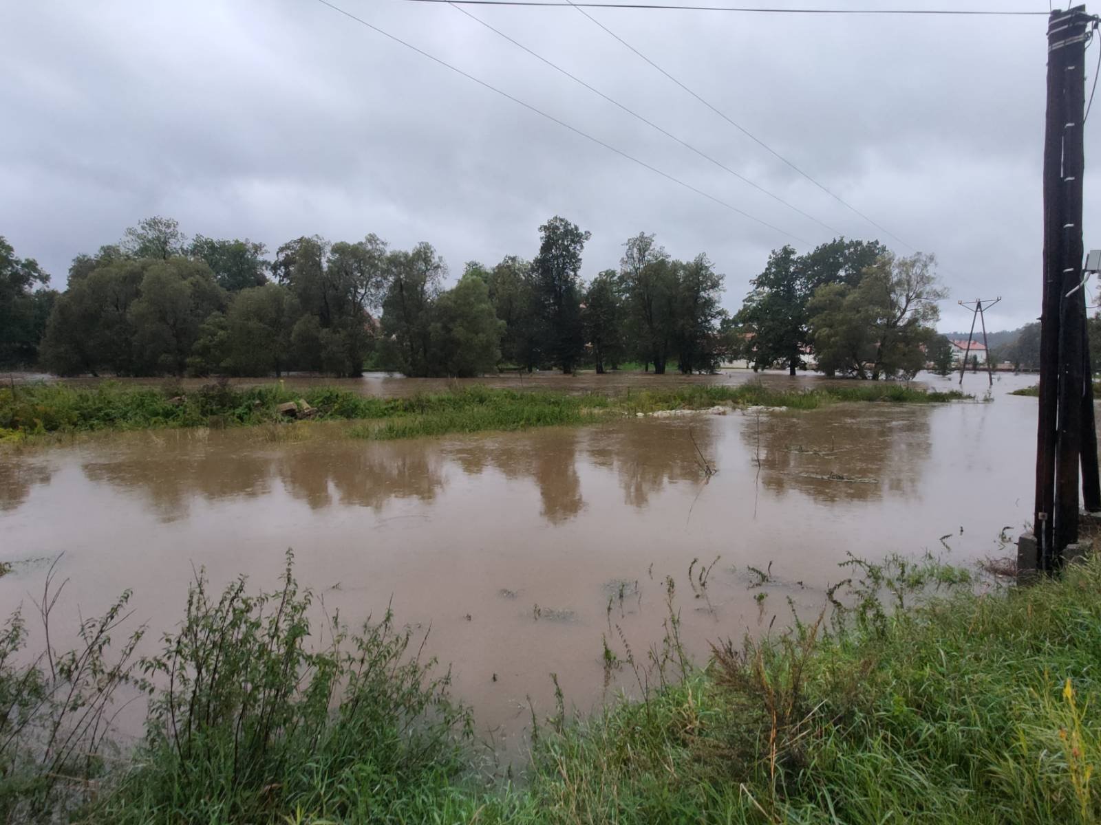 rzeka-wylaa-miedzy-paacami-127346