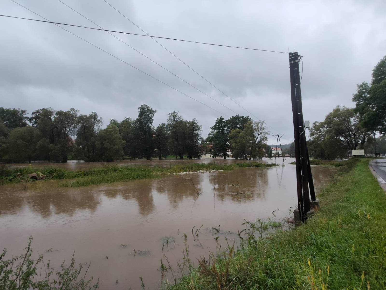 rzeka-wylaa-miedzy-paacami-127346