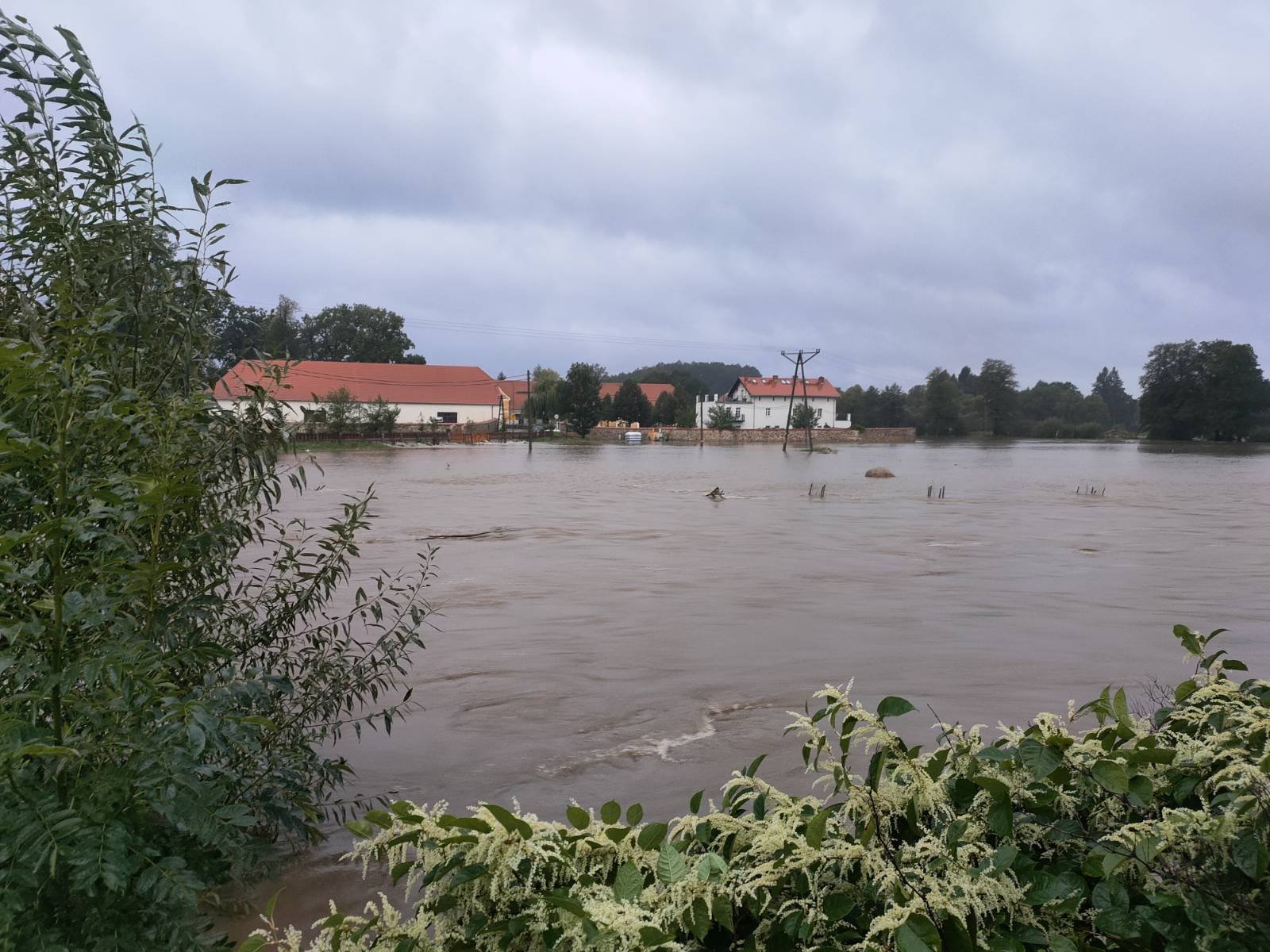 rzeka-wylaa-miedzy-paacami-127346