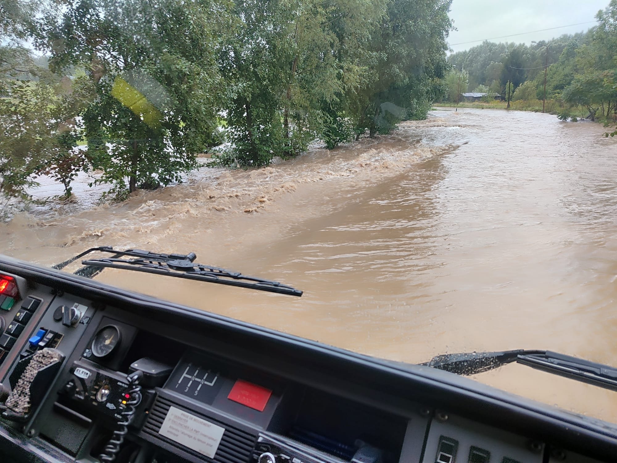 woda-przelaa-sie-przez-zapore-i-zalaa-wlen-127429