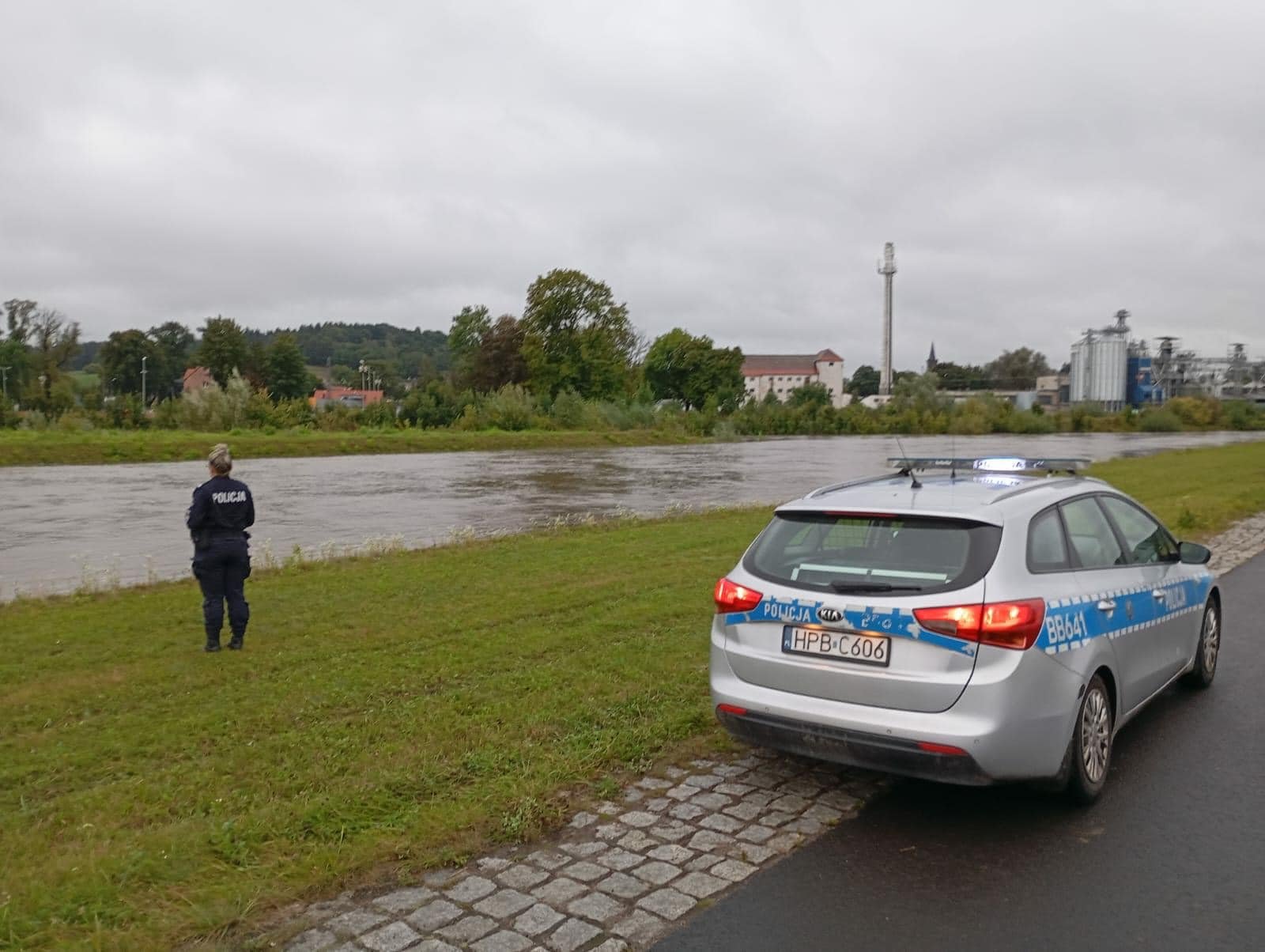 woda-przelaa-sie-przez-zapore-i-zalaa-wlen-127429