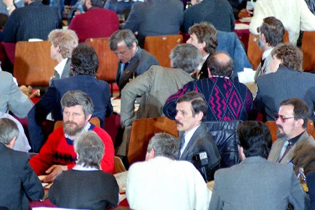 Delegaci na zjazd NSZZ Solidarność w 1990 roku.