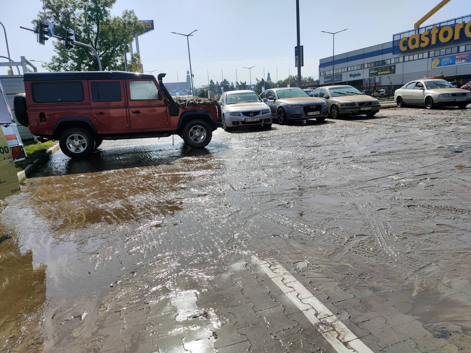 tu-woda-odsania-a-obok-jeszcze-postoi-127505
