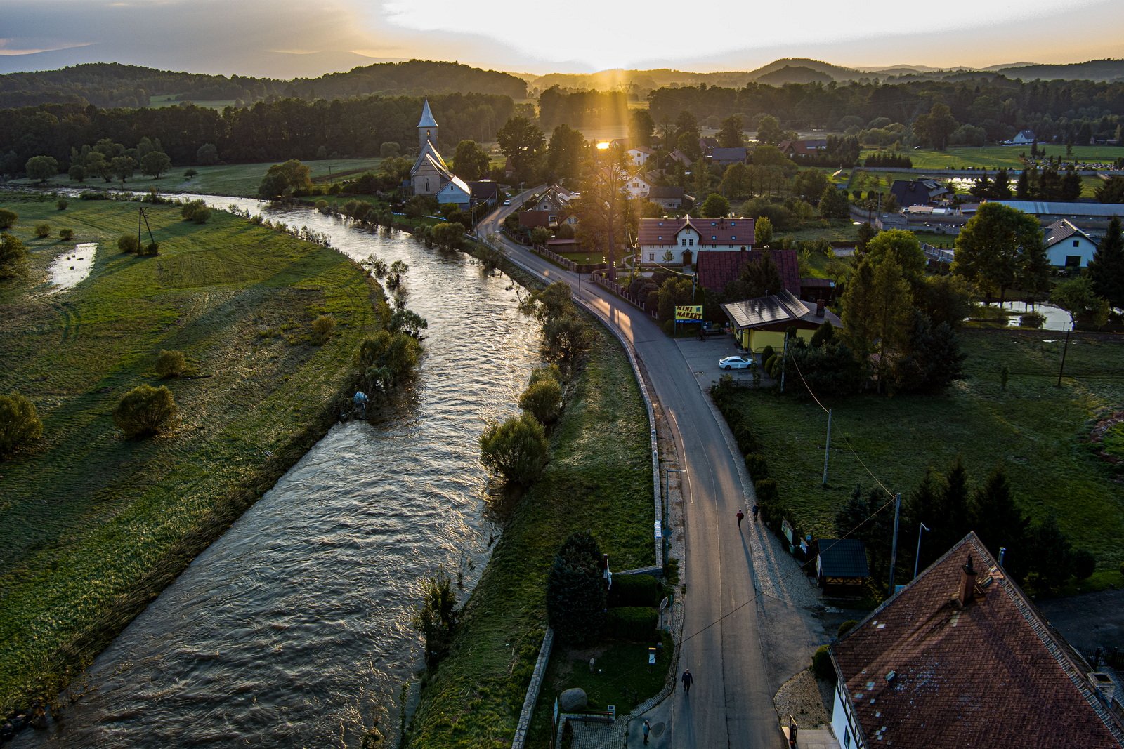 wojanow-woda-zalaa-po-wsi-127527