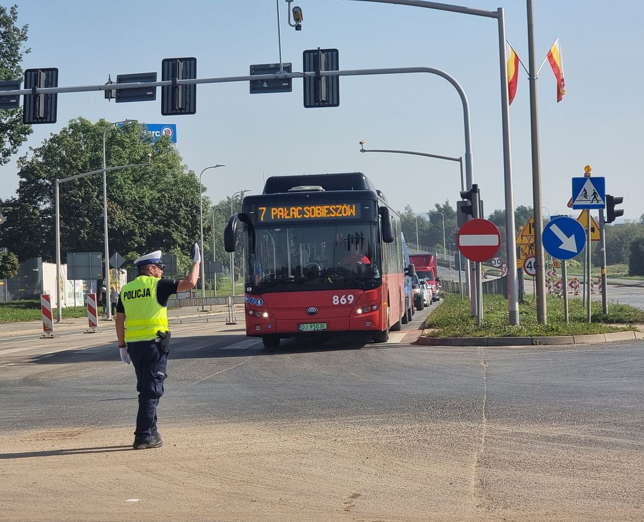 drogowka-kieruje-ruchem-127528