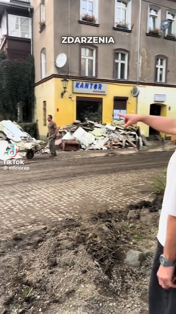 kolejny-tiktoker-nagrywa-po-powodzi-127571