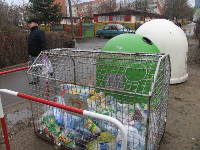 Pojemniki na śmieci MPGK przy ul. Karłowicza.