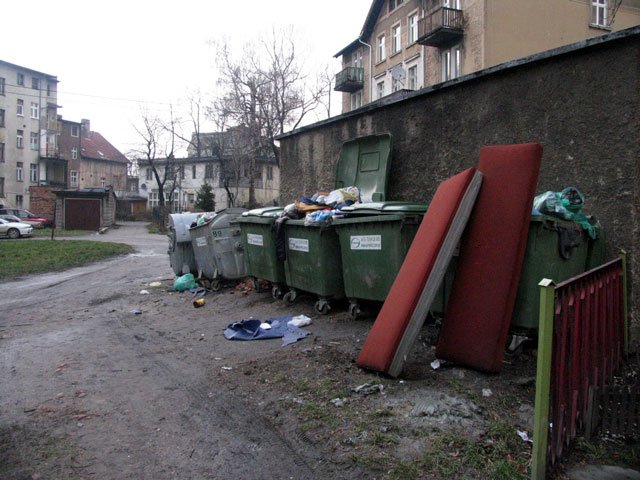 Pojemniki Simeco na tyłach ulicy Mickiewicza.
