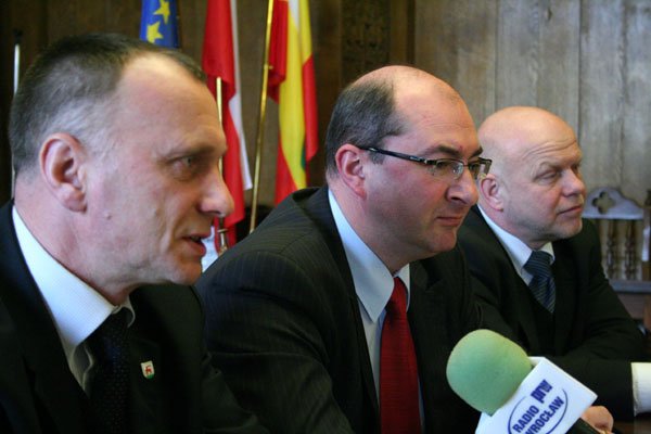 Marek Obrębalski (w środku) znalazł się w ogniu krytyki Lewicy i Demokratów.