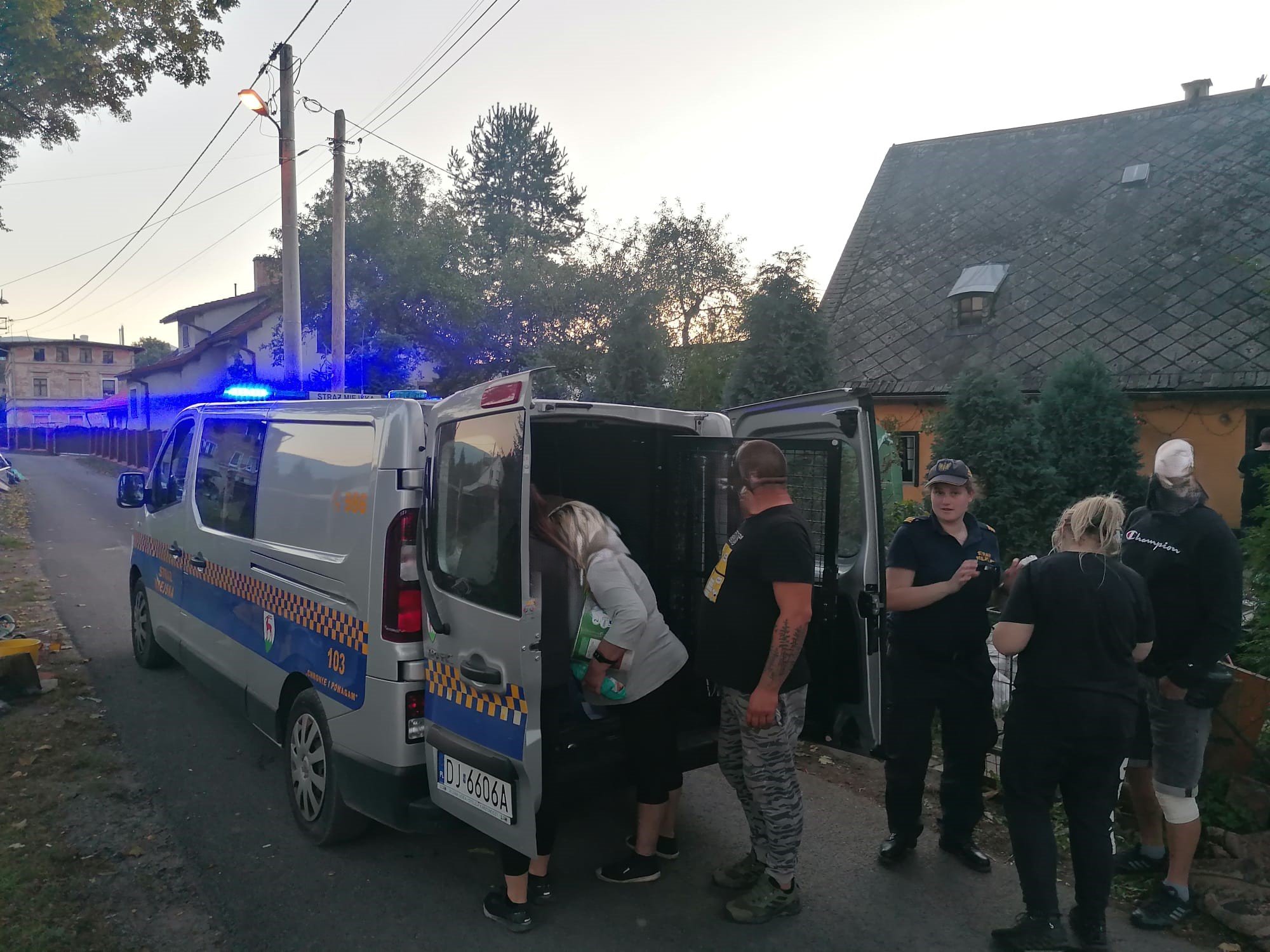 straznicy-miejscy-na-pomoc-powodzianom-127714
