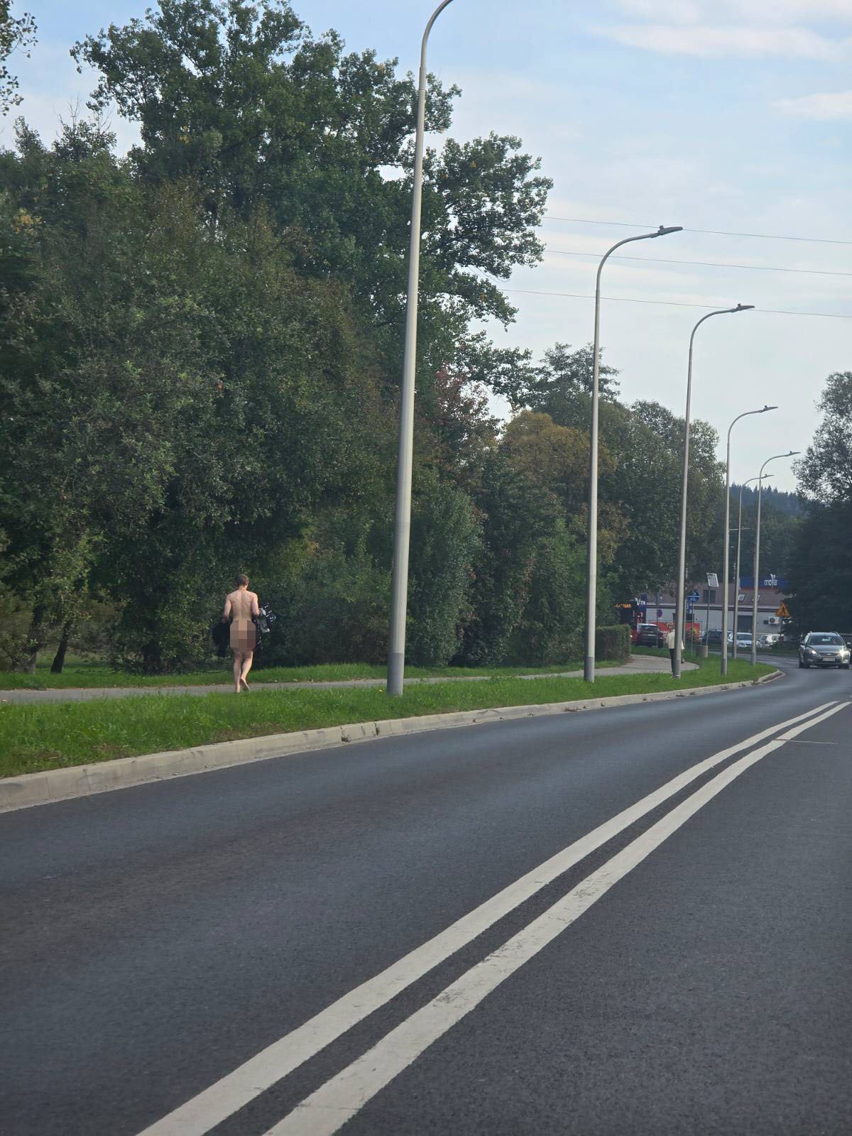 nago-chodnikiem-127726