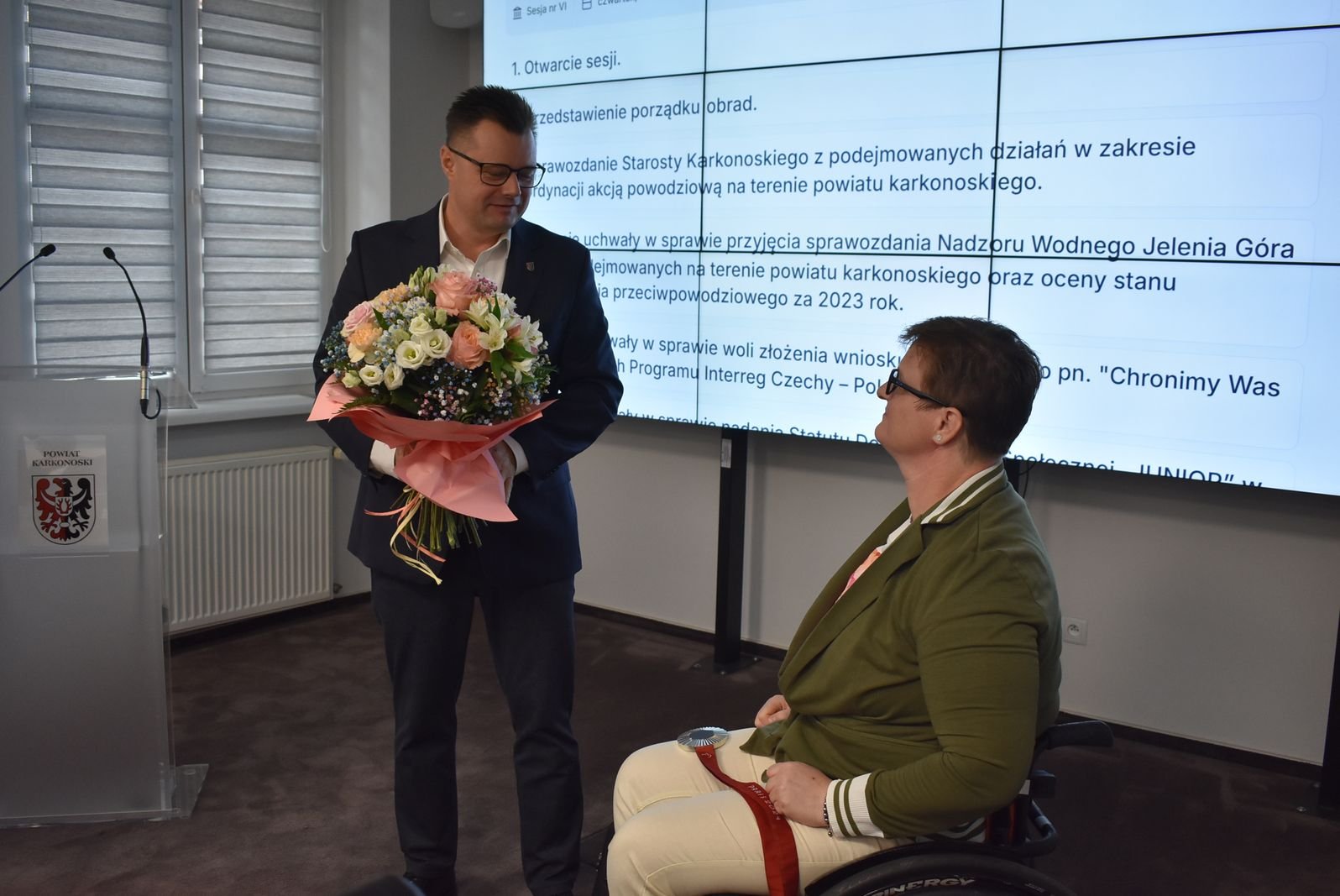 starosta-z-gratulacjami-dla-lucyny-kornobys-127792
