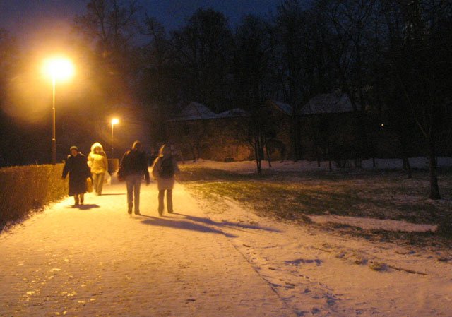 Na niektórych chodnikach w mieście łatwo o upadek. Okolice kościoła garnizonowego przed godz. 17