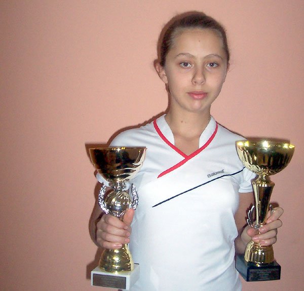 Natalia Lewińska prezentuje puchary wywalczone podczas wrocławskich zawodów.