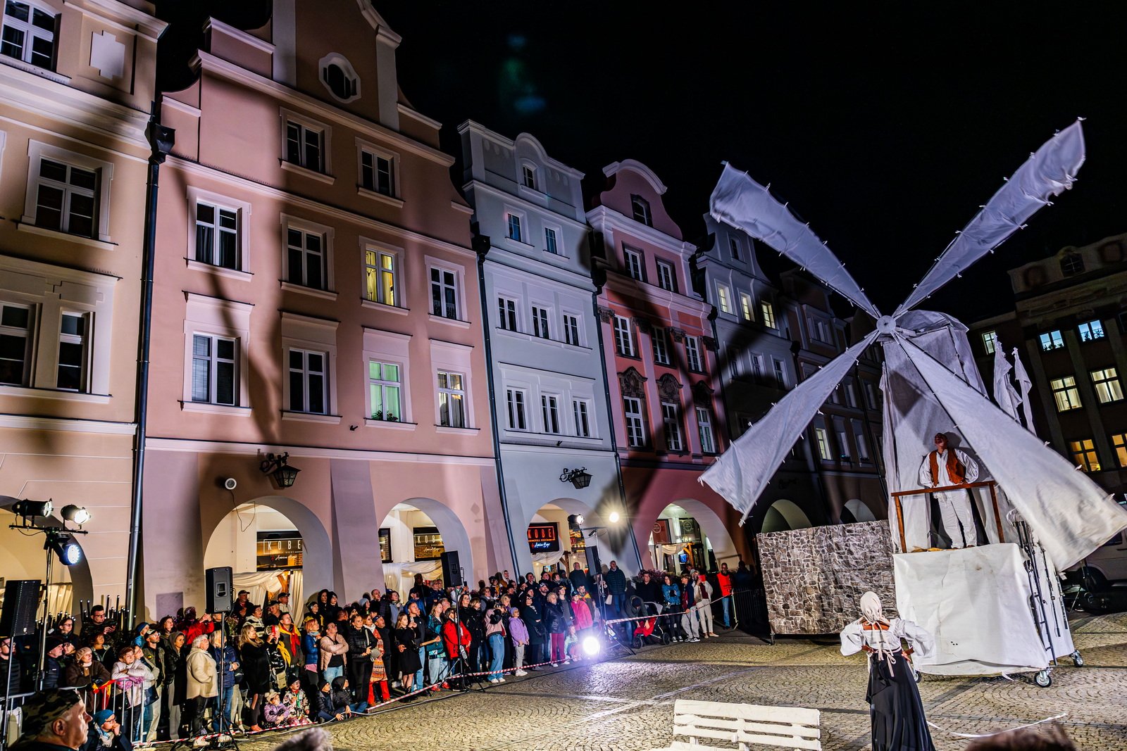 monumentalnie-na-placu-ratuszowym-127926