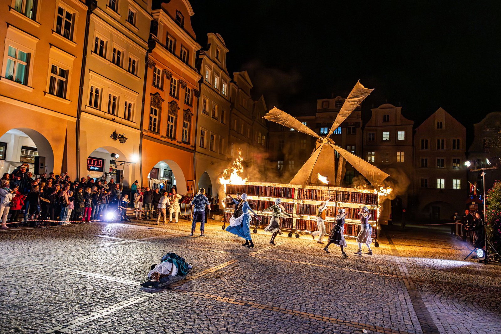 monumentalnie-na-placu-ratuszowym-127926