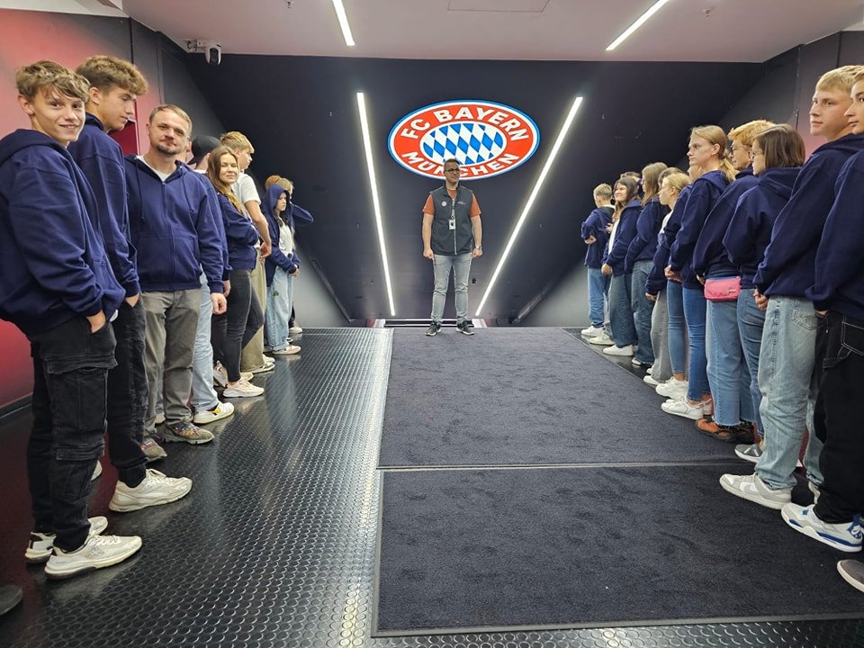 zwiedzali-allianz-arene-127935
