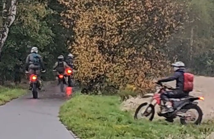 znow-jezdza-po-sciezce-rowerowej-127984