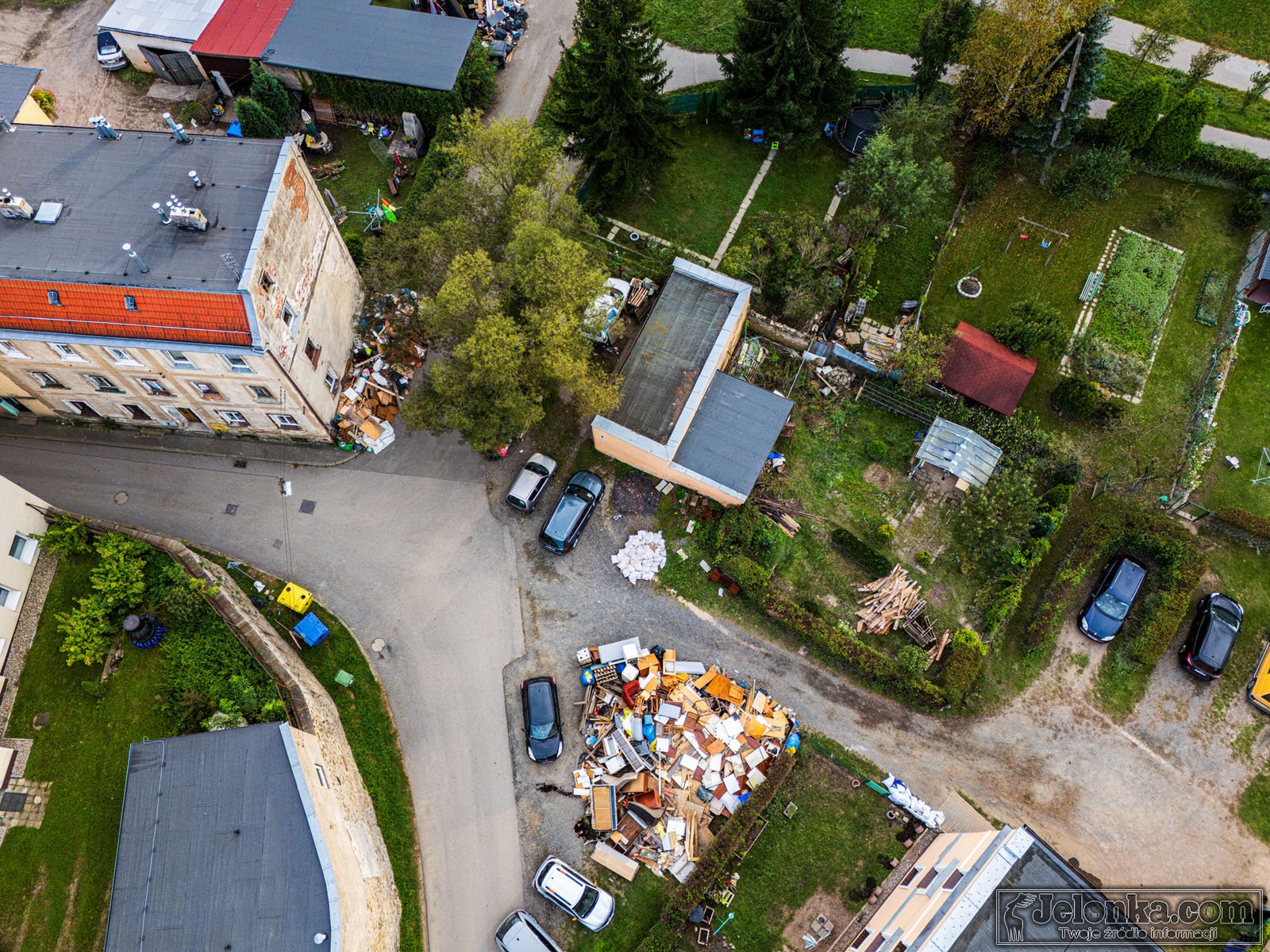 w-jeleniej-gorze-smieci-po-powodzi-leza-jeszcze-na-270-podworkach-128018