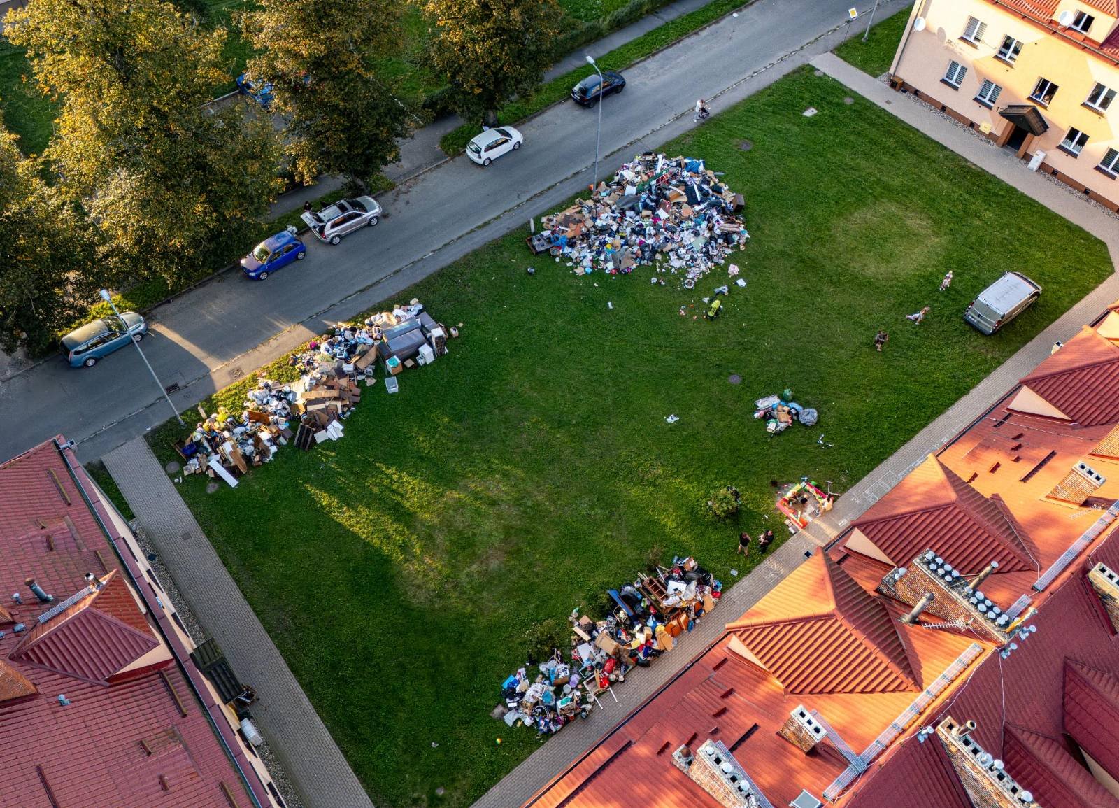 w-jeleniej-gorze-smieci-po-powodzi-leza-jeszcze-na-270-podworkach-128018