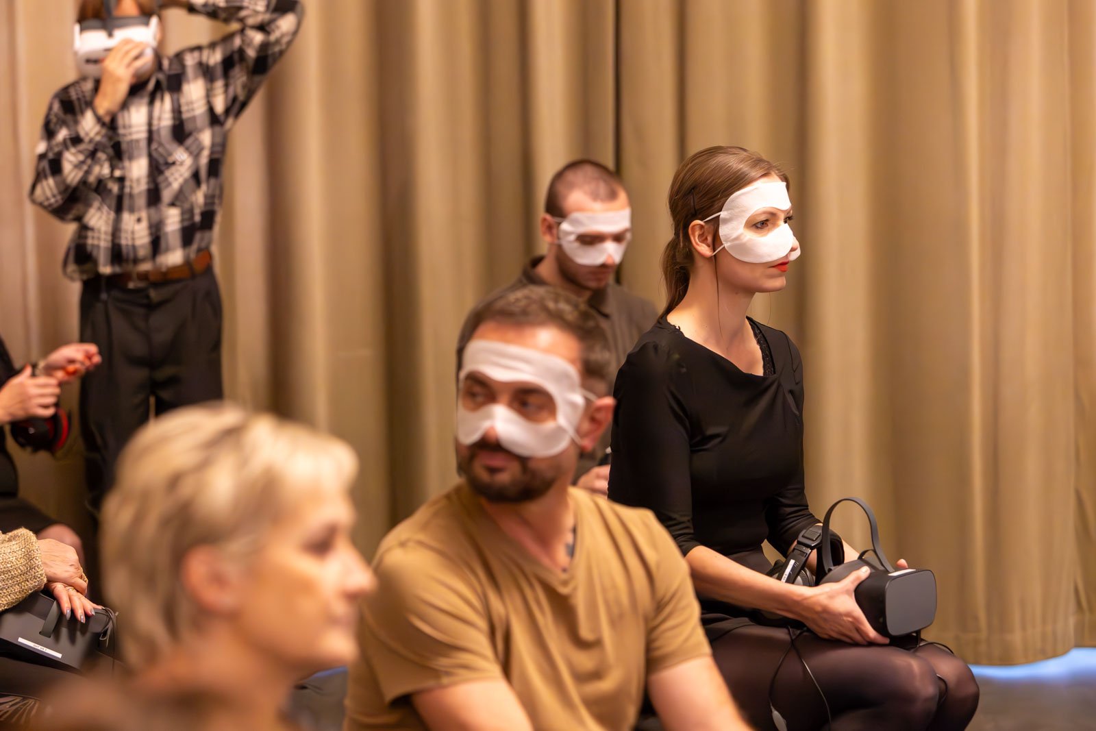 nowoczesnosc-w-teatrze-widzowie-dostali-okulary-vr-128029