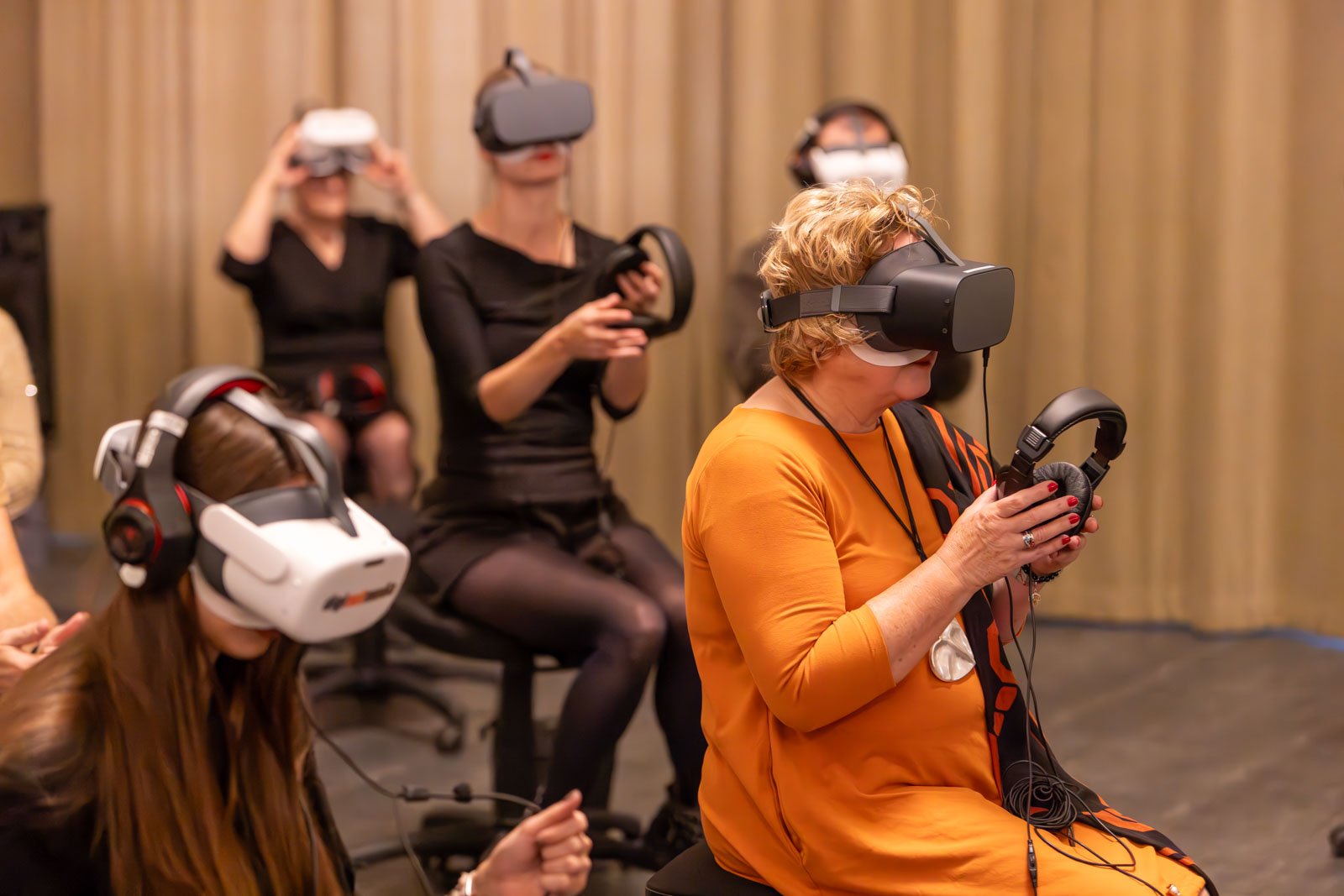 nowoczesnosc-w-teatrze-widzowie-dostali-okulary-vr-128029