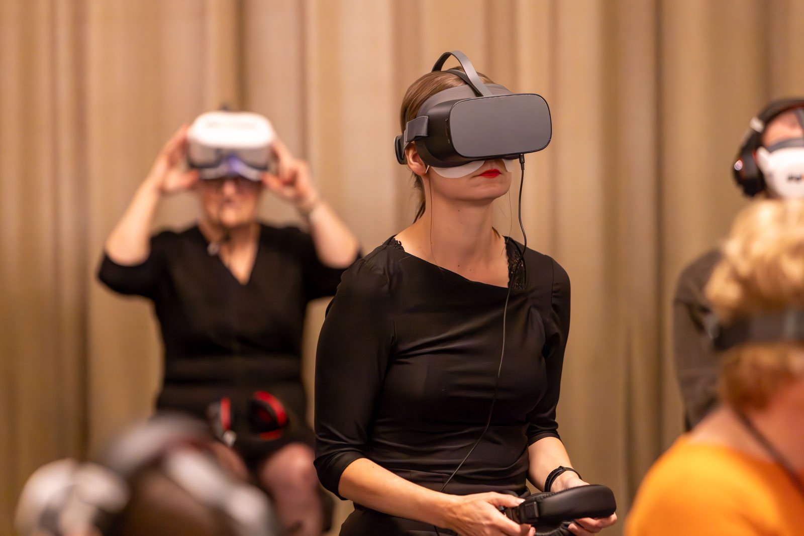 nowoczesnosc-w-teatrze-widzowie-dostali-okulary-vr-128029