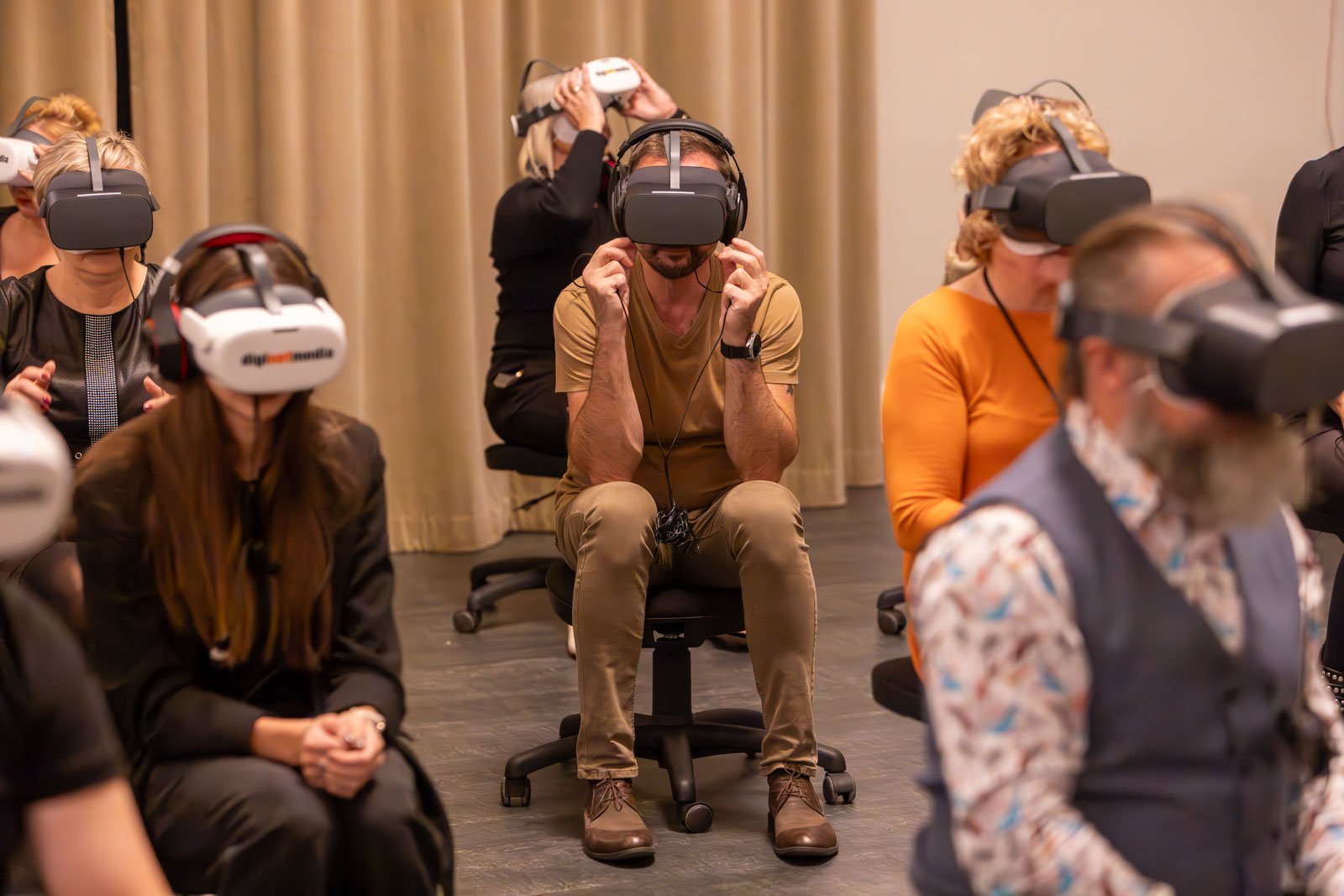 nowoczesnosc-w-teatrze-widzowie-dostali-okulary-vr-128029