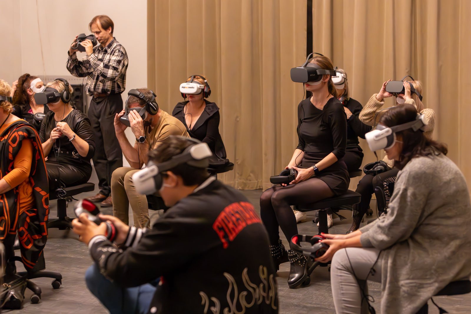 nowoczesnosc-w-teatrze-widzowie-dostali-okulary-vr-128029