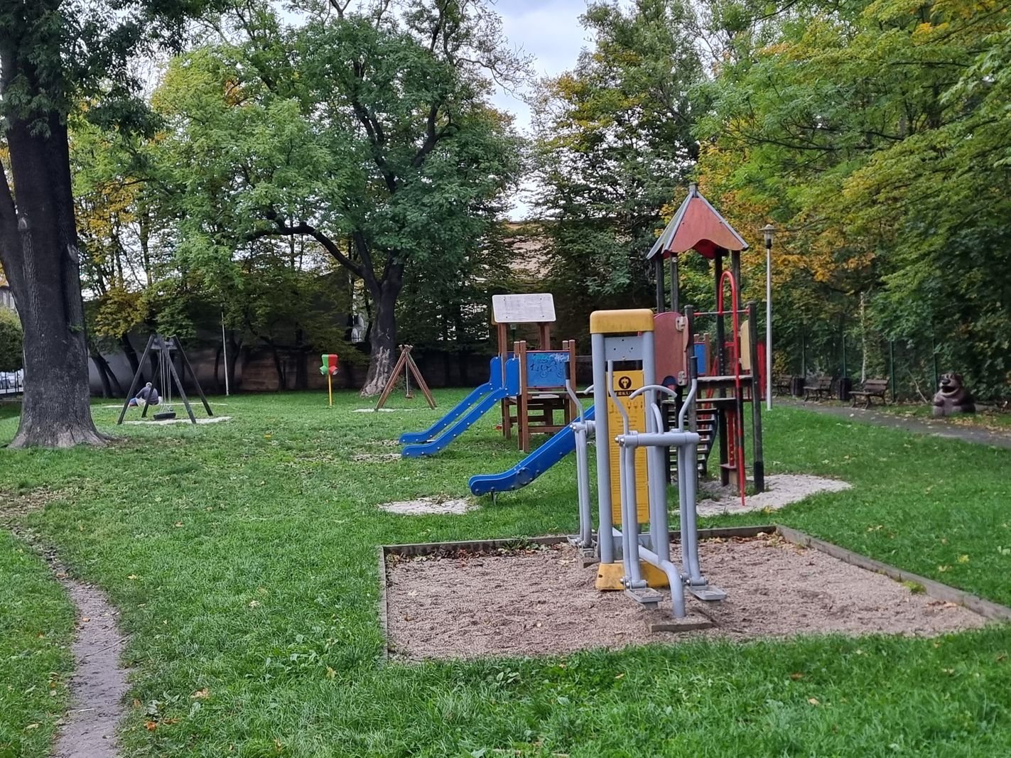 rewitalizacja-placu-zabaw-na-osiedlu-robotniczym-128148