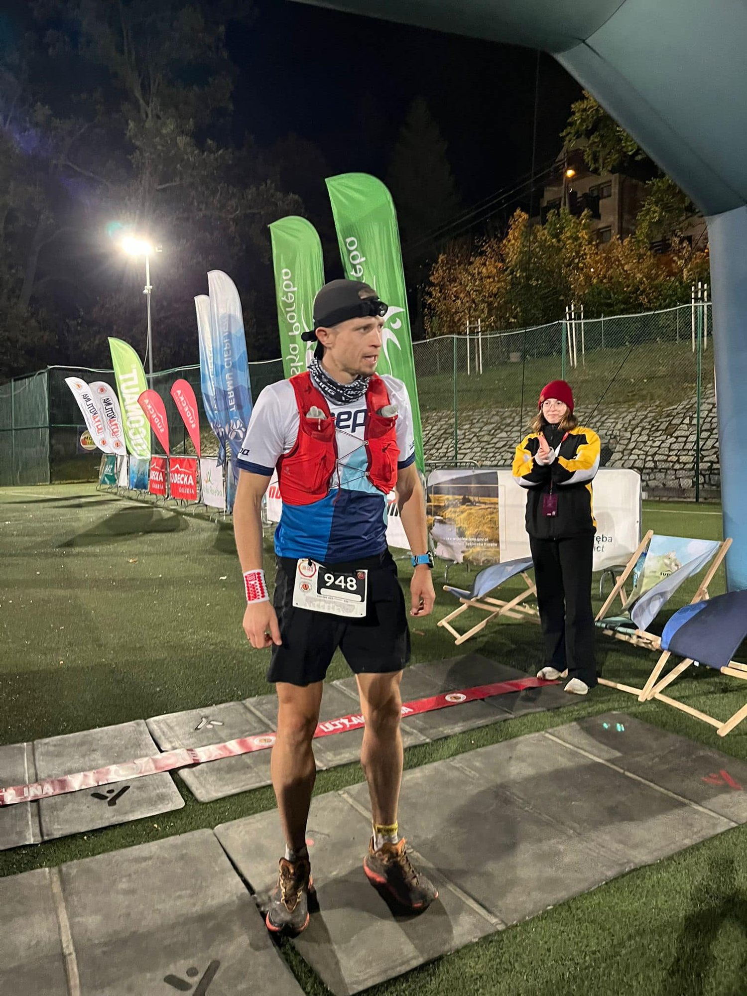 Zwycięzca, Zbyszek Wieczorkiewicz z Jeleniej Góry, po przebiegnięciu 140 km. Nie wygląda na bardzo zmęczonego...