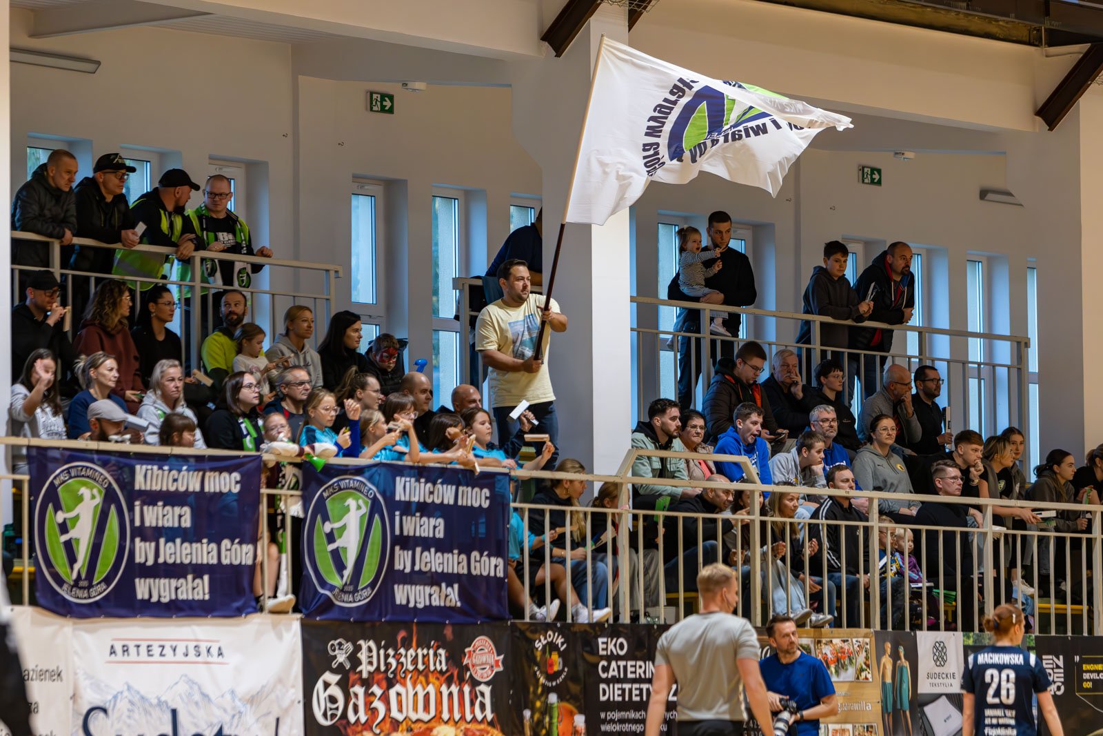 swietna-atmosfera-kibice-dodali-skrzyde-gospodyniom-128249
