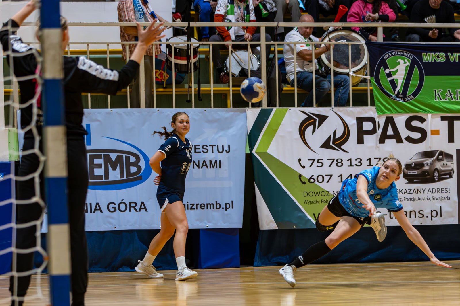 swietna-atmosfera-kibice-dodali-skrzyde-gospodyniom-128249