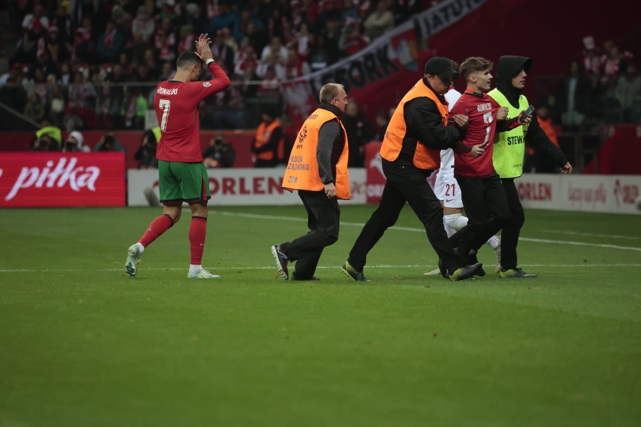 Po chwili Filipa zatrzymała ochrona stadionu, jednak zdjęcie z Ronaldo było już zrobione...