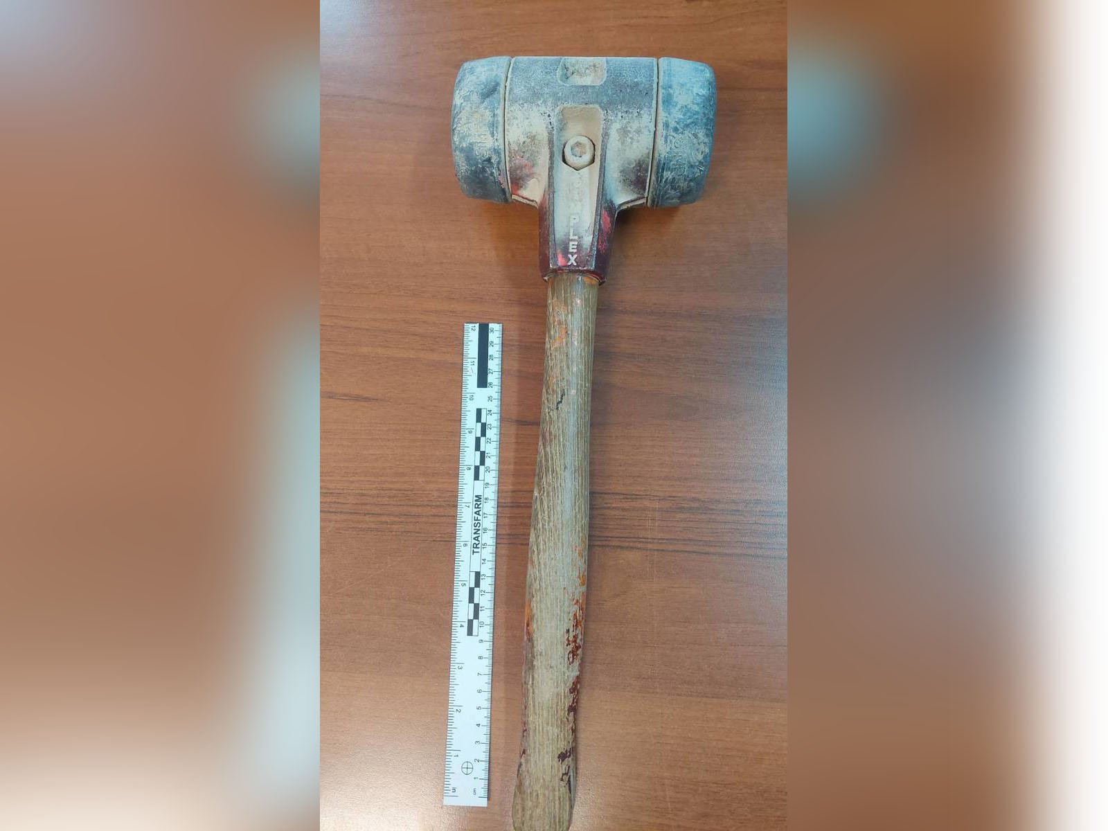 Tym młotkiem pijany furiat zdemolował auto