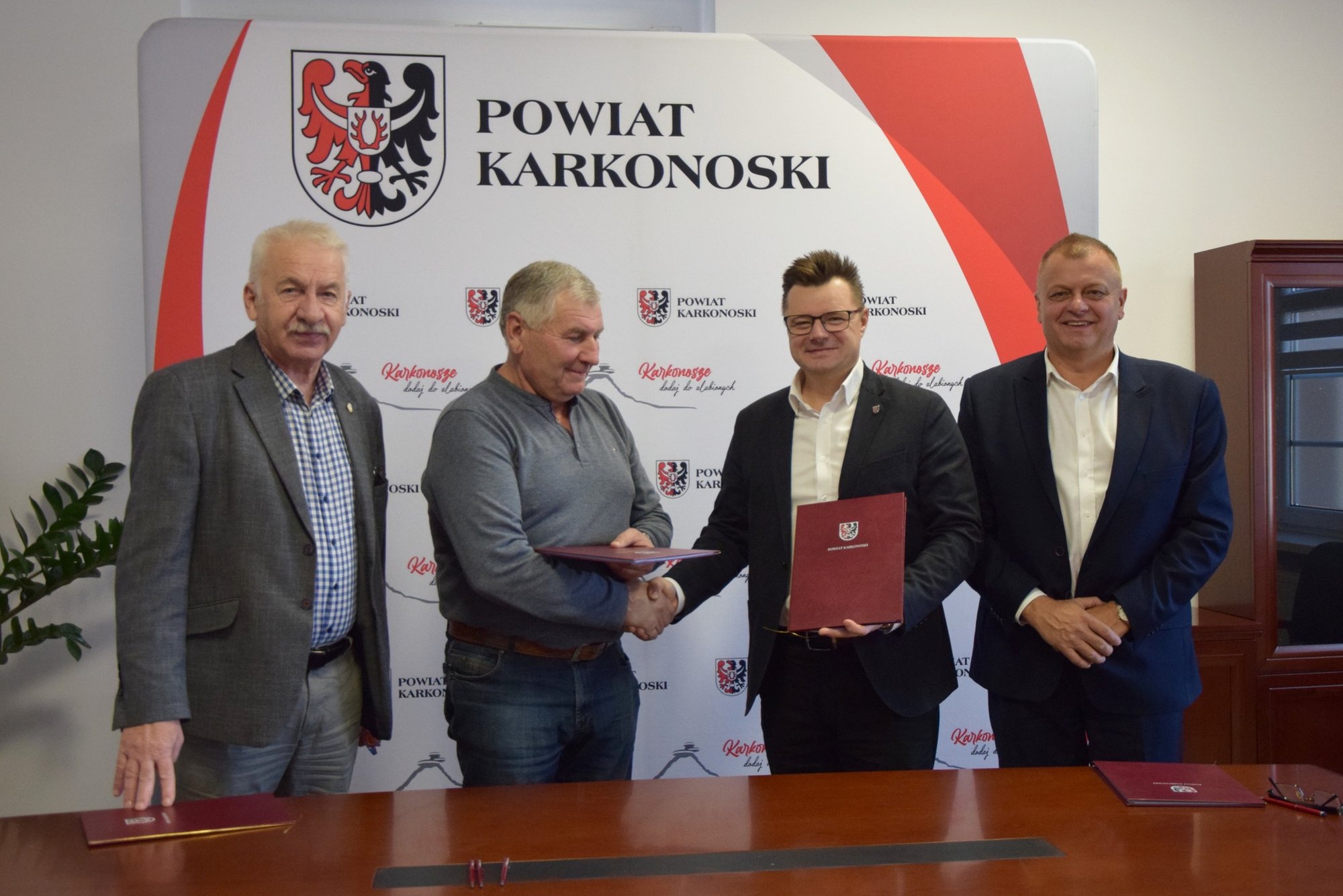 umowa-na-remont-drogi-powiatowej-przy-stawach-podgorzynskich-128302