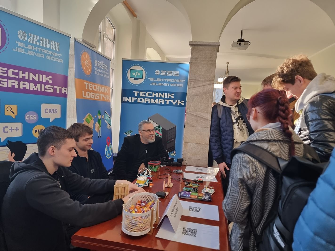 tumy-na-targach-pracy-128547