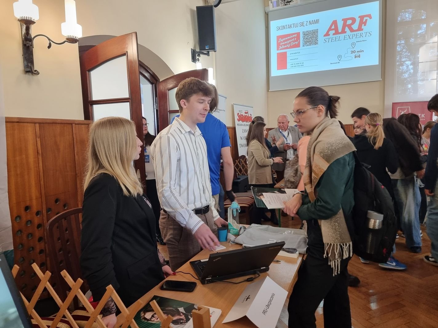 tumy-na-targach-pracy-128547